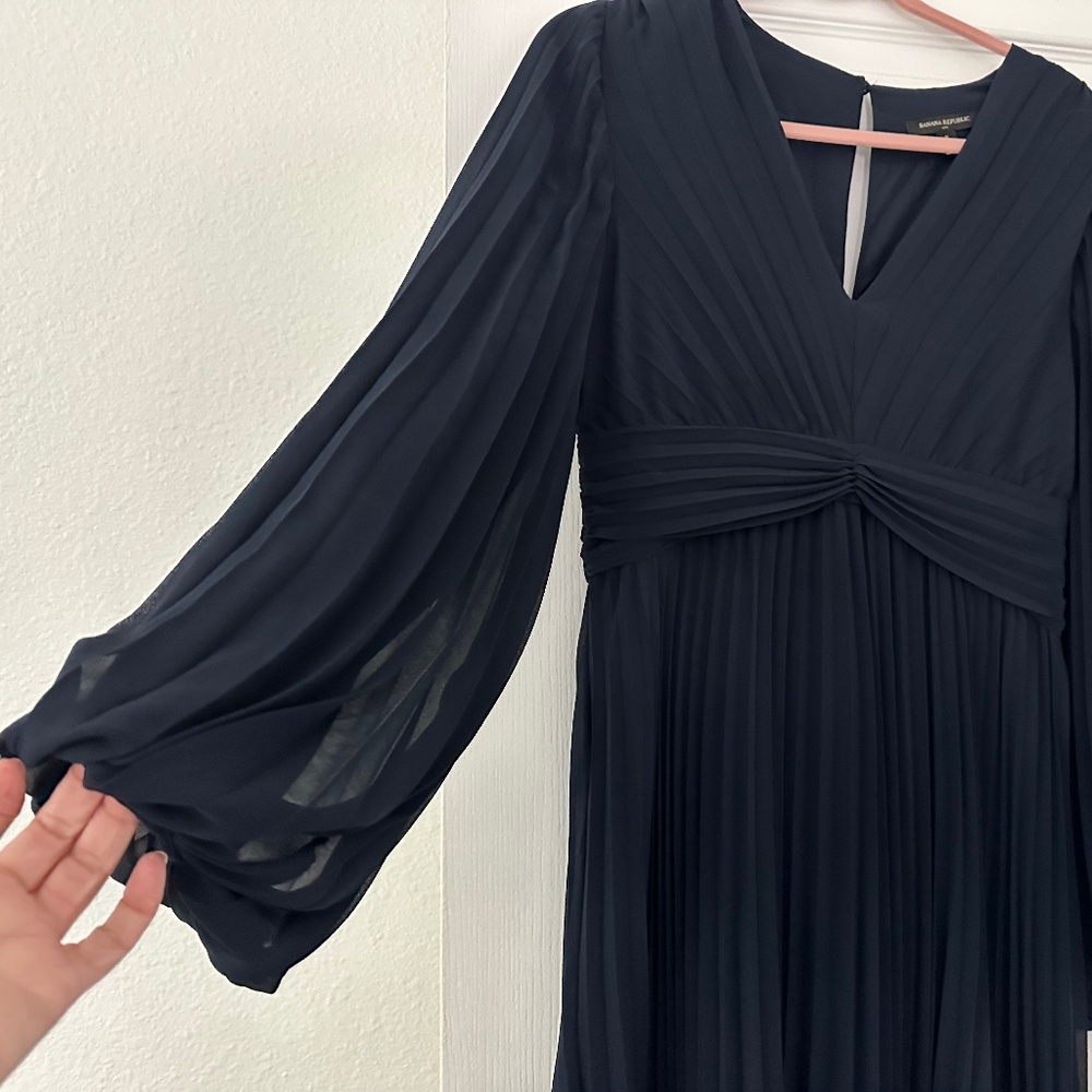 Banana Republic Navy Chiffon Pleated Midi dress - size 8